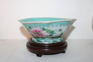 lot 250 image: Chinese bowl with wooden base, see photos
