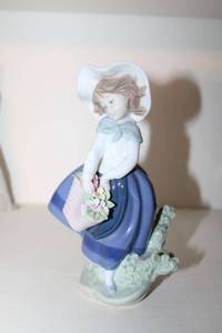 lot 252 image: LLADRO figurine - Pretty Pickings 8 tall