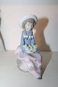 lot 251 image: LLADRO figurine - Pretty and Prim