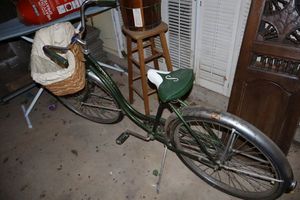 lot 550 image: Vintage green Schwinn bicycle with basket