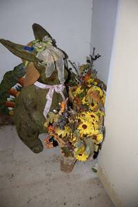 lot 544 image: Bunny statue, rabbit sign and flower baskets