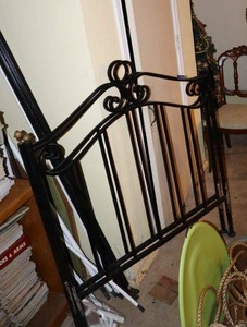 lot 540 image: Wrought iron black twin size bed frame