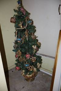 lot 535 image: Decorated mid size Christmas tree