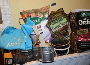 lot 520 image: Gardening supplies with potting soil