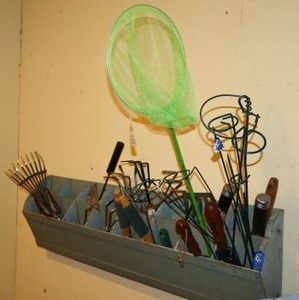 lot 517 image: Garden potting tools