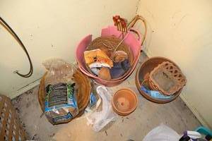 lot 519 image: Flower pots and moss baskets
