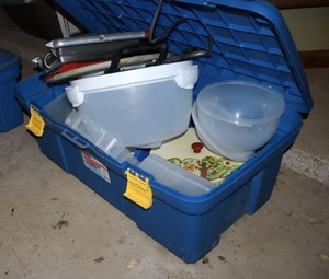 lot 693 image: Blue tote with kitchen items includes Panini grill