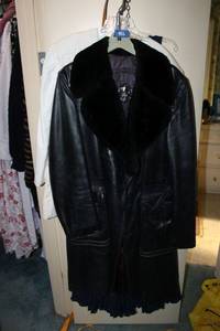 lot 466 image: Black leather coat with furry collar, blue dress and white jacket, see photos