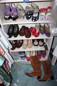 lot 472 image: Womens shoes and brown boots