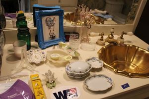 lot 477 image: Bathroom decorations, Limoges porcelain dishes, green bottle and more