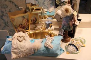 lot 480 image: Bathroom decorations, Paris box purse and more
