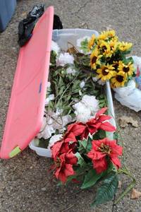 lot 554 image: Artificial flowers and rolling underbed tote