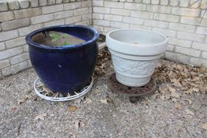 lot 602 image: Blue glazed planter and one plastic planter with bases