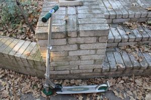 lot 611 image: Razor green kick scooter
