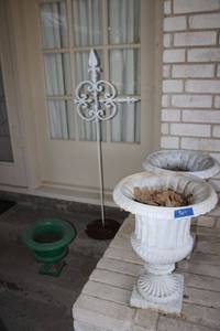 lot 610 image: Cast iron planter urns - 2 white, 1 green, and garden stand