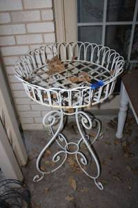 lot 621 image: White iron plant stand