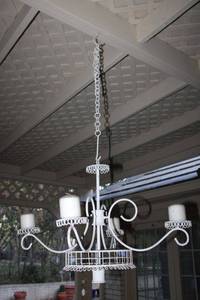 lot 626 image: Wire chain hanging chandelier