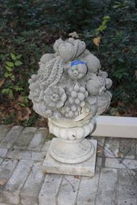 lot 627 image: Pair of garden urn decorations