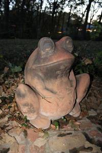 lot 639 image: LARGE garden frog planter (bring help)