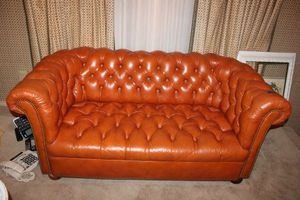 lot 488 image: Leather button tufted loveseat