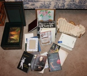 lot 512 image: Home dcor and books, see photos