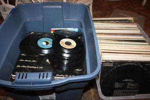 lot 516 image: Vintage record albums, see photos
