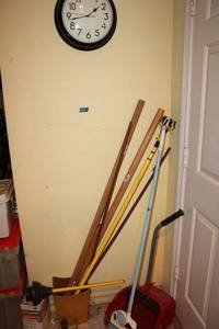 lot 527 image: Large dust pan, light bulb changing rod, wall clock and more