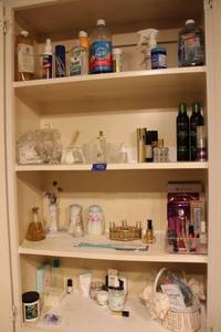 lot 476 image: Bathroom items and decor