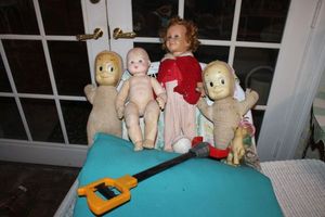 lot 664 image: Vintage dolls (some with pull strings)