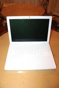lot 663 image: Used Apple laptop - no cords, as shown