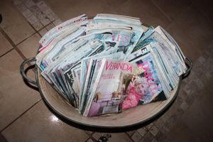 lot 661 image: Tub basin with magazines