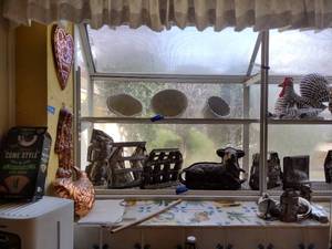 lot 137 image: Kitchen items Metal molds