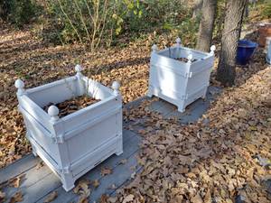 lot 657 image: Pair of planter boxes