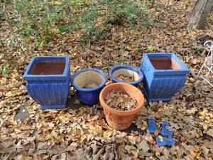 lot 678 image: Blue glazed planters and terra cotta planter - 5 total