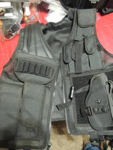 lot 9 image: Tactical vest & holster belt