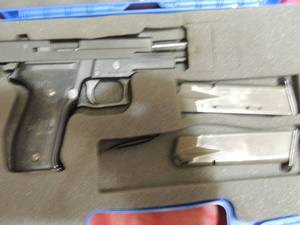 lot 4 image: Sig Sauer- P226 40 cal preowned Black 2 clips