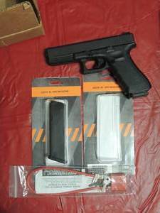lot 5 image: Glock 22 Gen4 -- 40 cal preowned 2 clips