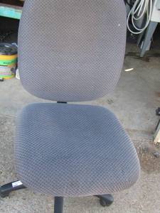 lot 139 image: padded rolling office chair used