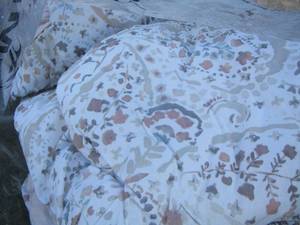 lot 147 image: floral queen bed comforter used in bag