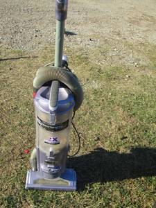 lot 150 image: shark vacuum cleaner bagless
