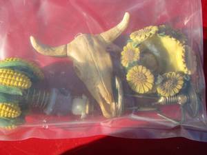 lot 110 image: sunflower dcor and a bull head (small) nicknack