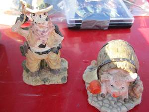 lot 105 image: cow figurine deco- pig in barrel dcor