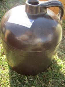 lot 20 image: Brown crock