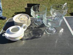 lot 205 image: clear glass fruit bowls - tea pot without lid
