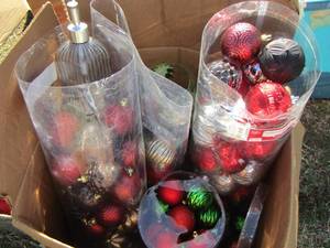 lot 242 image: various Christmas tree bulbs