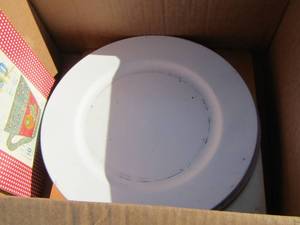 lot 247 image: White and Gold Plate Chargers