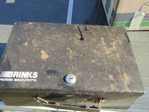 lot 252 image: Brinks lock box (key not available ) yes its opened