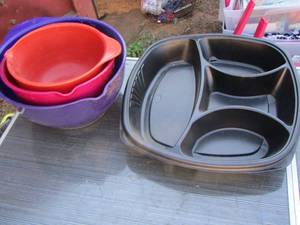 lot 272 image: 3 mixing bowls and 2 plastic serving dishes