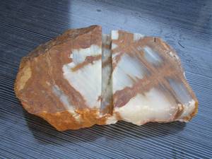 lot 275 image: 85 12 brown and white stone