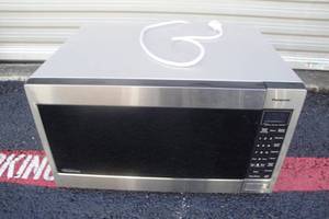 lot 9 image: Panasonic Microwave with turntable tray, 1250-Watt 24x18x14